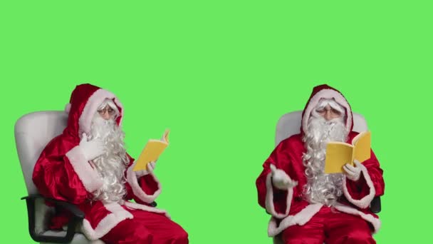 Weihnachtsmann Mit Literaturhobby Romanvorlesung Oder Belletristik Auf Stuhl Über Greenscreen — Stockvideo