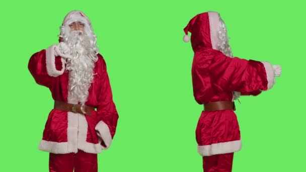 Święty Mikołaj Pokazuje Kciuki Studio Udając Rozczarowanego Zielonym Tle Kostiumem — Wideo stockowe