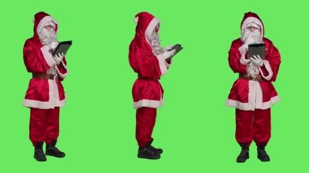 Papai Noel Usando Tablet Digital Estúdio Moderno Nick Santo Legal — Vídeo de Stock
