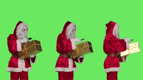 Santa Claus Tomando Fotos Regalo Con Smartphone Vistiendo Disfraz Festivo — Vídeo de stock
