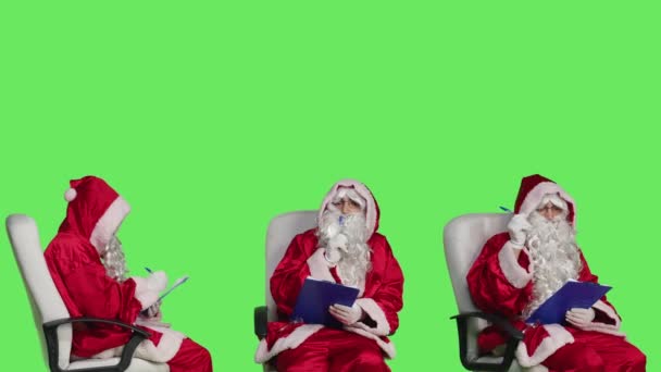 ชายชาวซานตาคลอสก งจดบ กบนคล ปบอร ขณะท เขาใส แดงตามฤด กาลในสต คคลท แสดงภาพของน — วีดีโอสต็อก