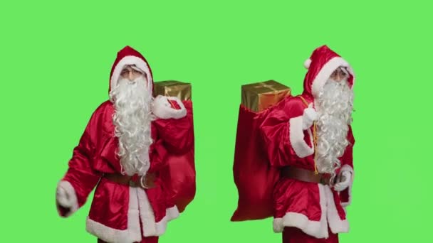 Mann Der Sich Wie Ein Weihnachtsmann Mit Einem Sack Voller — Stockvideo