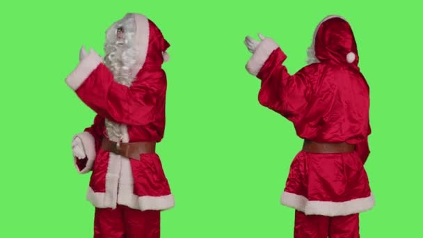 Człowiek Ubrany Jak Święty Mikołaj Robi Reklamy Studio Zielonym Ekranem — Wideo stockowe