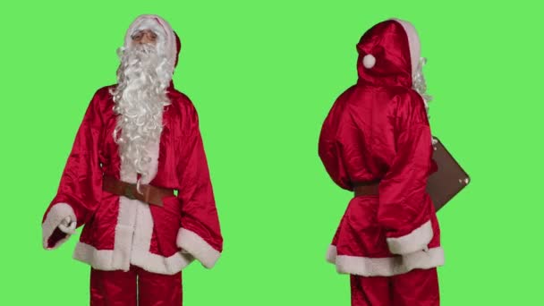 Mann Weihnachtsmannanzug Winkt Hallo Und Trampt Mit Koffer Und Gepäck — Stockvideo