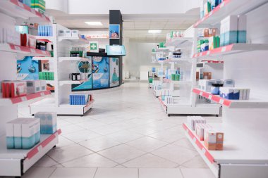 Eczane rafları ilaç ve takviyelerle dolu. Müşteri tarafından satın alınmaya hazır, sağlık tedavisi için. İçinde ilaç ürünleri, takviyeler ve vitaminler olan boş eczane, ilaç şişeleri.