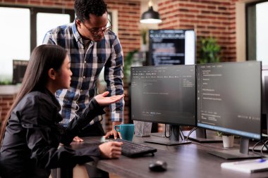 Çeşitli sistem mühendisleri html kod ve bulut geliştirme ajansı geliştiriyor. Yapay zeka betiği yaratmak için klavyeye yazı yazan Asyalı yazılım geliştirici.