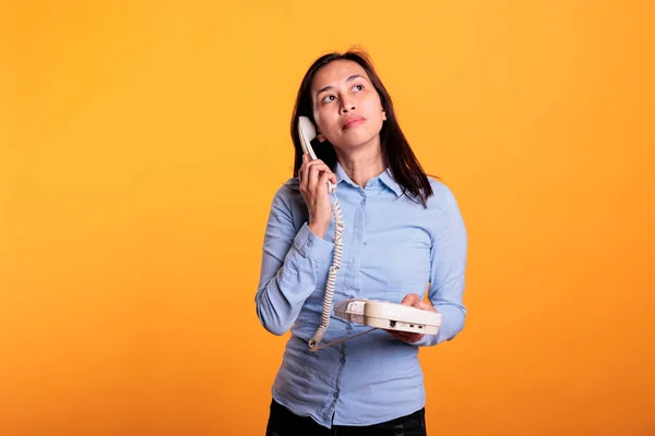 Filipino Mulher Falando Telefone Fixo Com Amigo Remoto Conversando Linha — Fotografia de Stock