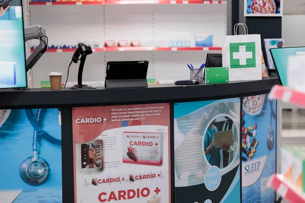 空荡荡的药店里塞满了药品和药品 准备让顾客来购买药物治疗 绿色屏幕模拟彩色键补充包装站在柜台桌上 — 图库照片