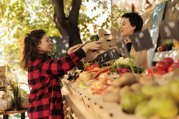 Organic Food Farm Young Woman Buying Fresh Herbs While Shopping — Stock Photo, Image