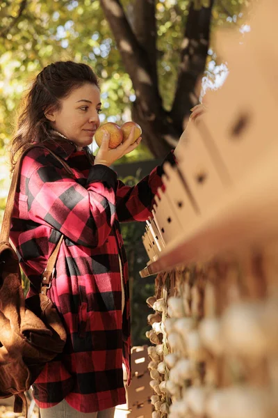 Jonge Vrouw Ruikt Appels Tijdens Het Winkelen Lokale Boerenmarkt Vrouwelijke — Stockfoto