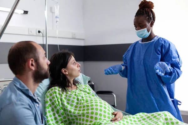 Africký Americký Chirurg Připravuje Těhotnou Ženu Operaci Vysvětluje Porod Nemocničním — Stock fotografie