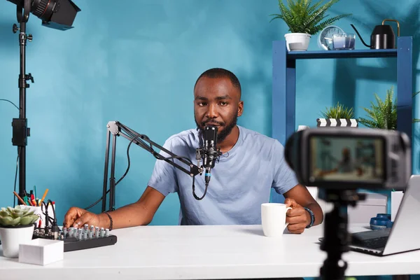 Afrykański Vlogger Amerykański Pomocą Konsoli Głośności Nagrywania Wideo Profesjonalną Kamerą — Zdjęcie stockowe