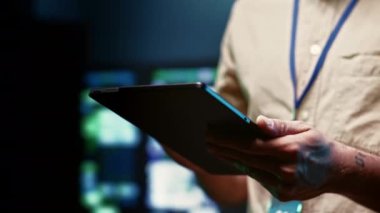 Tamirci, sunucu odasında YZ 'yi destekleyen denetim verilerini yüksek performanslı bilgisayarlarla yüklüyor. Bilgisayar bilimcisi süper bilgisayarların sorunsuz çalıştığından emin oluyor.