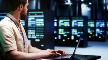 Hünerli bilişim programcısı, yüksek teknolojili merkez felaket kurtarma planını laptopa yükleyip, servisin sorunsuz bir şekilde onarılmasını, hasarın azaltılmasını ve operasyonların zaman içinde en üst düzeye çıkarılmasını sağlıyor.