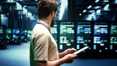 VPN sunucularının hassas verileri yeteri kadar korumak için en yüksek güvenlik standartlarına sahip düzgün çalışmasını sağlayan teknisyen. Kullanıcılar için güvenilir internet bağlantıları sağlayan yüksek teknoloji altyapısı