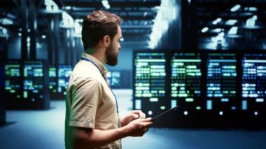 VPN sunucularında hassas verileri yeterli düzeyde korumak için en yüksek güvenlik standartlarına sahip kontroller yapan sistem yöneticisi. Müşterilere güvenli internet bağlantısı sağlayan yüksek teknoloji tesisi