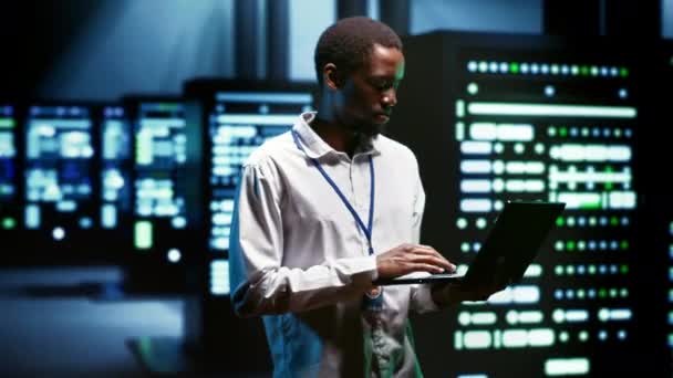 Afro Amerikaanse Nauwkeurige Supervisor Monitoring Server Clusters Die Enorme Computing — Stockvideo