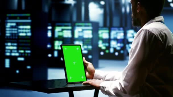 Spezialist Mit Green Screen Tablet Serverplattformen Überprüfen Die Intensive Berechnungen — Stockvideo