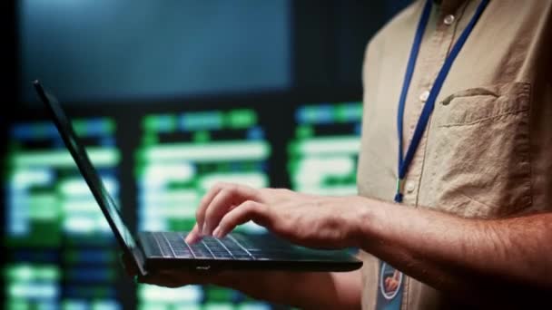 Deweloper Korzystający Laptopa Monitorowania Bezpieczeństwa Serwerowni Celu Ochrony Dostępu Informacji — Wideo stockowe