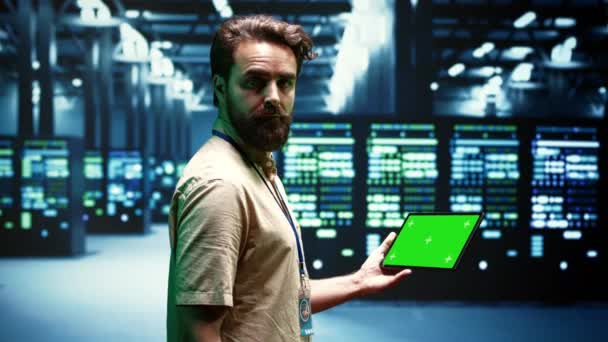 Informaticien Utilisant Une Tablette Écran Vert Pour Vérifier Les Paramètres — Video