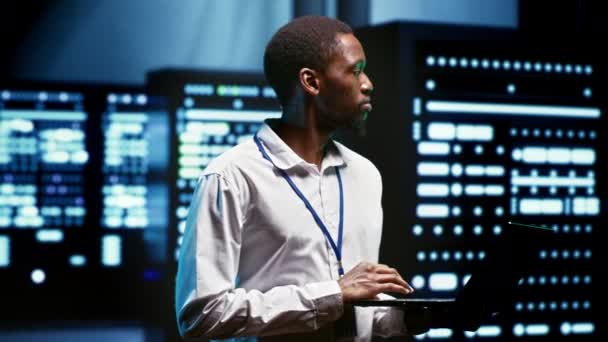 Αφροαμερικανοί Σχολαστικοί Υπάλληλοι Που Περπατούν Σειρές Διακομιστών Παρέχοντας Τεράστιους Υπολογιστικούς — Αρχείο Βίντεο