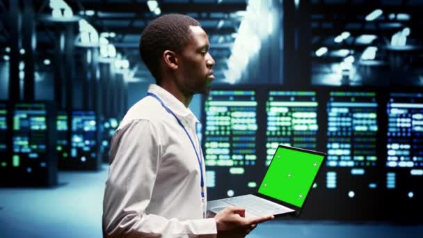 工程师使用绿色屏幕笔记本电脑对高带宽的专用游戏服务器进行维护 以适应来自世界各地的在线用户的流量 — 图库视频影像
