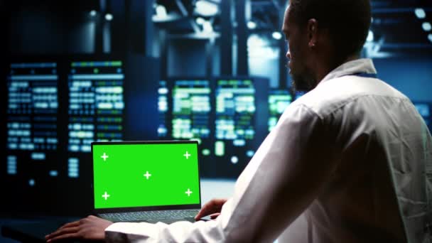 系统管理员检查服务器钻机性能趋势 使用绿色屏幕笔记本电脑的专家发现由于Cpu使用率高和内存不足而产生的数据中心操作问题 — 图库视频影像
