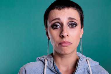 Stüdyoda yaşanan trajediyi duyduktan sonra ağlayan mutsuz bir kadın izole bir arka planda duruyor. Üzüntülü, üzgün, ruhsal çöküntü ve gözyaşları içinde endişeli bir yetişkin.