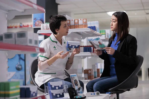 Pharmacy Worker Explaining Aisan Client Dietary Supplements Instruction Doing General — Stock Photo, Image
