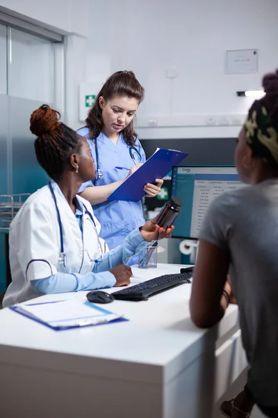 Медсестра Лікар Обговорюють Найкращі Медичні Варіанти Пацієнта Клінічному Кабінеті Під — стокове фото