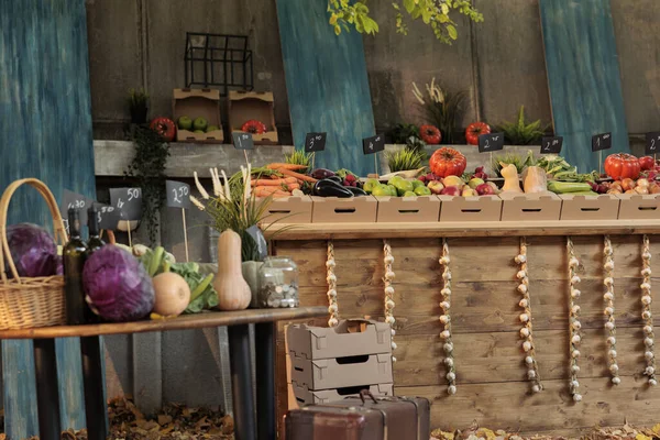 色とりどりの有機果物や野菜 空の地元の市場で農家の市場のカウンターで秋の収穫 健康的な自然食品と季節の農産物のスタンド — ストック写真