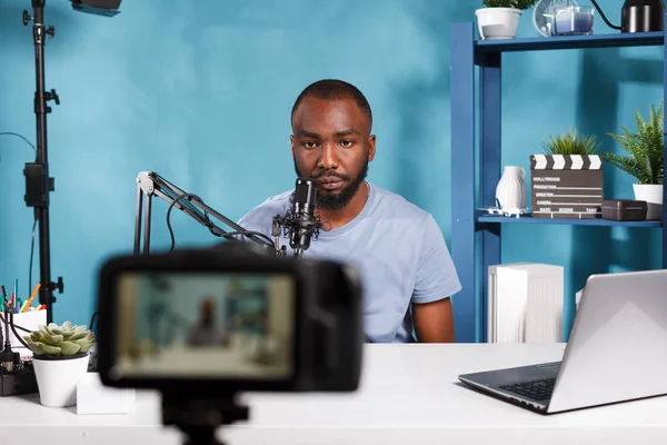 Αφροαμερικάνος Blogger Ηχογραφεί Βίντεο Επαγγελματική Κάμερα Στο Στούντιο Του Σπιτιού — Φωτογραφία Αρχείου