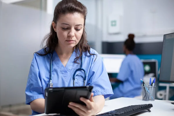 Infermiera Che Lavora Tablet Touchscreen Digitale Nell Ufficio Ospedaliero Sanitario — Foto Stock