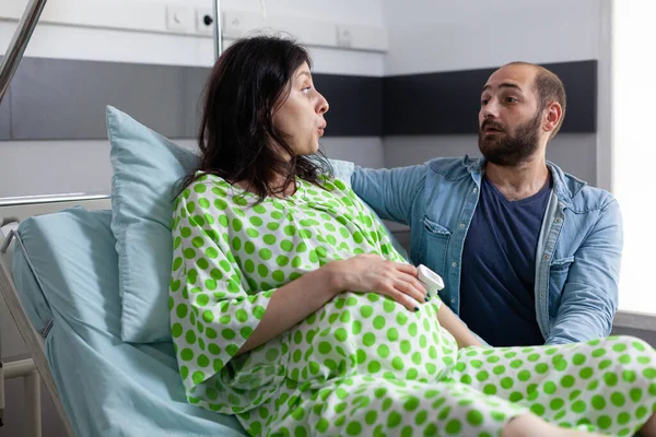 Gravid Kvinna Förlossning Sjukhus Make Står Bredvid Henne Tröstande Patienter — Stockfoto