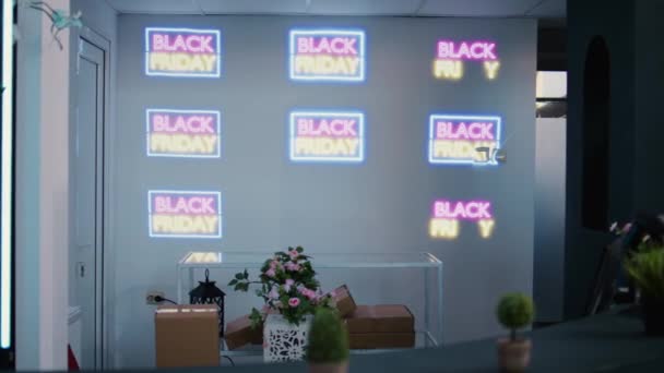 服装店的衣架上挂着黑色星期五的横幅 贴着促销标语 百货商店的促销和零售活动 带有价格标签的商品 — 图库视频影像
