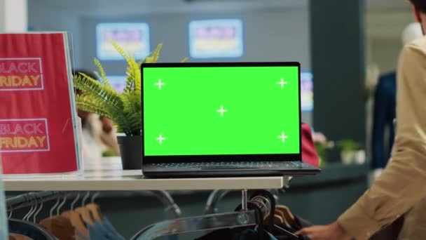 Зелений Екран Відображається Розетці Чорну Ятницю Покупці Готуються Спеціальних Пропозицій — стокове відео