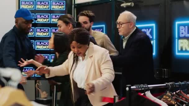 Clients Acting Crazy Black Friday Guard Opening Retail Store Letting — Vídeo de stock