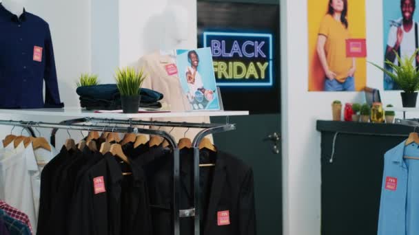 店舗での販促広告 割引を示すクリアランスアイテムの価格タグ ショッピングセンターでの黒い金曜日のイベント中に顧客を引き付ける フロントドアのバナー — ストック動画