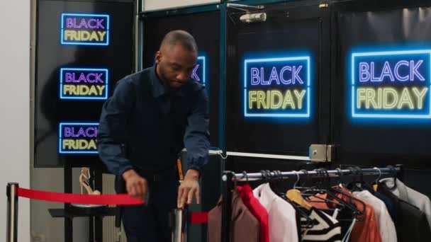 Security Guard Allows Access Clients Shopping Center Black Friday Opening — Vídeo de Stock