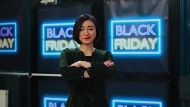 Азіатська Жінка Купує Чорну Ятницю Магазині Одягу Відчуваючи Себе Щасливою — стокове відео