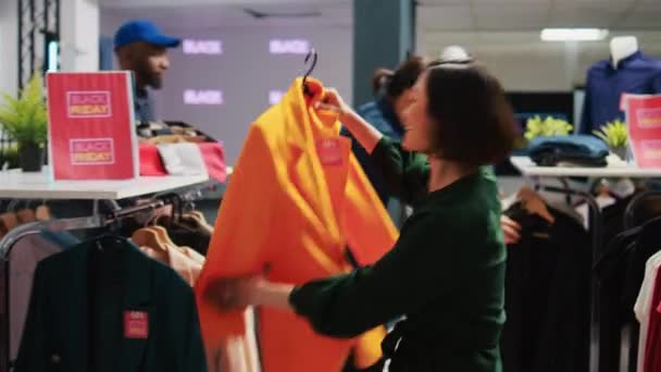 Kara Cuma Iki Kızgın Müşteri Arasında Çıkan Kavga Giyim Mağazasından — Stok video
