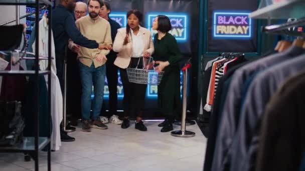 Aggressive Kunden Fangen Laden Kämpfen Black Friday Wahnsinn Menschen Die — Stockvideo
