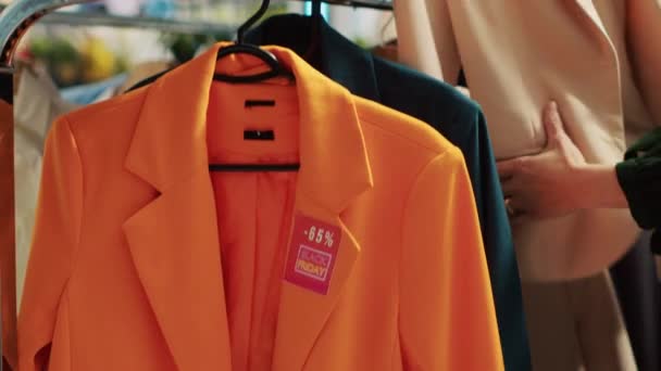 Stor Försäljning Rabatt Tag Kläder Objekt Mode Utlopp Kvinna Köper — Stockvideo