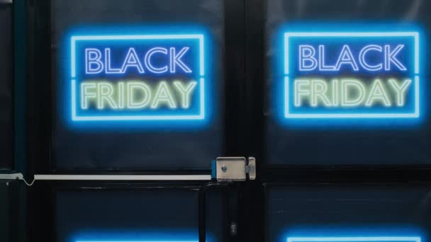 百货商店的前门在黑色星期五的季节性销售日开门营业 廉价商品和服装特价出售 在零售店展示交易和折扣的标签和横幅 — 图库视频影像
