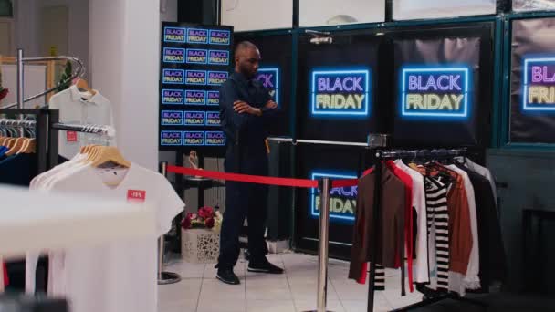 Detailhandel Opent Deuren Zwarte Vrijdag Gekke Angstige Shoppers Zoek Naar — Stockvideo
