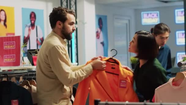 Aggressiva Shoppare Slåss Butiken Medan Jagar Efter Svarta Fredagsfynd Modebutiken — Stockvideo