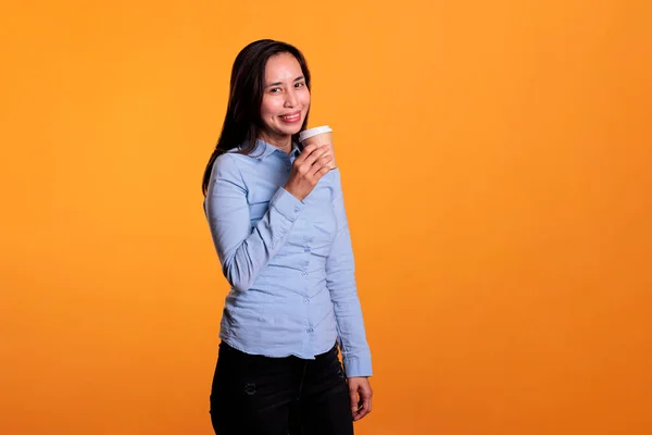 Stüdyoda Çekimlere Başlamadan Önce Asyalı Bir Kadın Elinde Kahve Sıcak — Stok fotoğraf