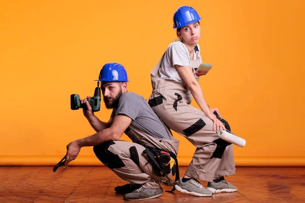 Constructores Interiores Que Actúan Con Confianza Con Herramientas Construcción Posando — Foto de Stock