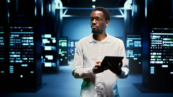 Afrykański Technik Amerykański Placówce High Tech Której Znajdują Się Superkomputery — Zdjęcie stockowe
