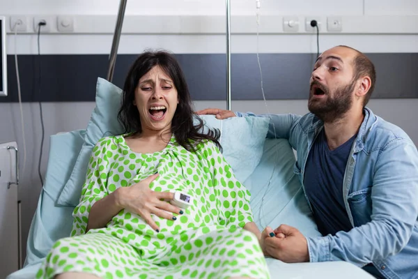 Gravid Kvinna Som Har Smärtsamma Sammandragningar Komma Förlossningen Sjukhus Medan — Stockfoto